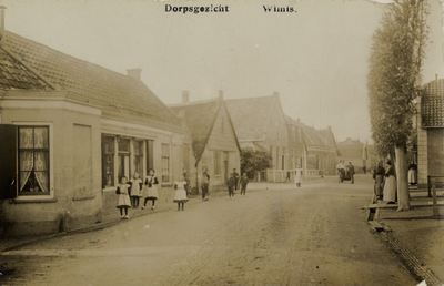 15298 Gezicht in de Dorpsstraat met bebouwing te Wilnis uit het oosten; met een aantal kinderen. N.B. De gemeente ...